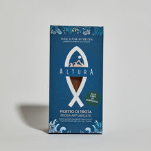 Carica l'immagine nel visualizzatore di Gallery, Trota IRIDEA affumicata A FREDDO con erbe di montagna