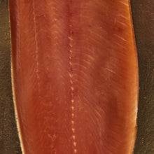 Carica l&#39;immagine nel visualizzatore di Gallery, Trota SALMONATA affumicata A FREDDO
